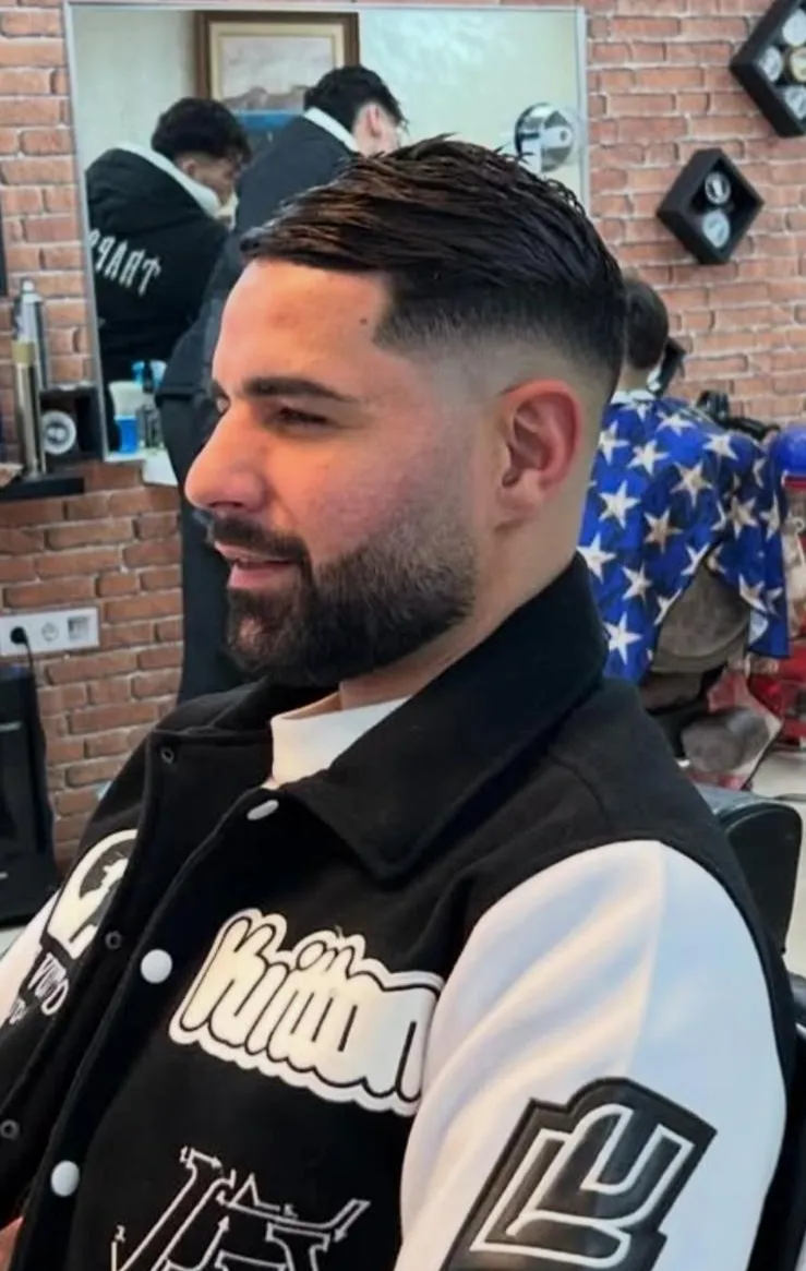 Fachada y equipo profesional de Peluquería Anwar Tarragona