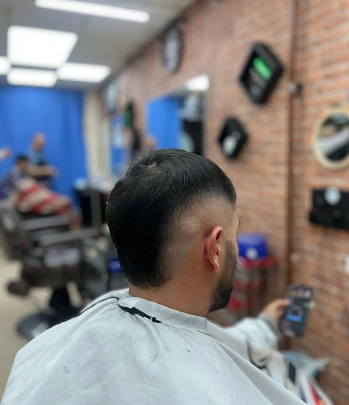 Estilo de corte contemporáneo realizado en Peluquería Anwar