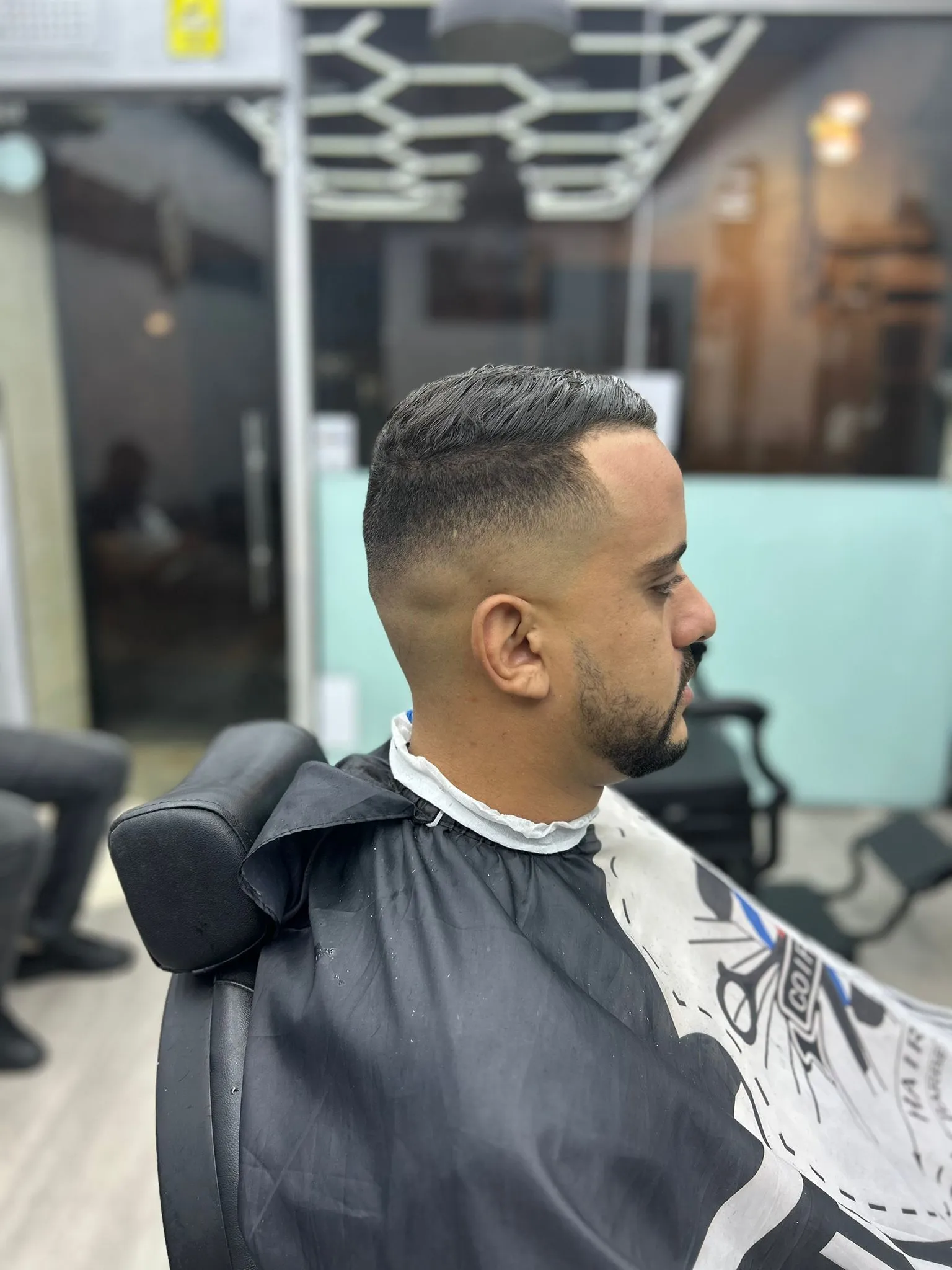 Trabajo de coloración y corte profesional en Peluquería Anwar